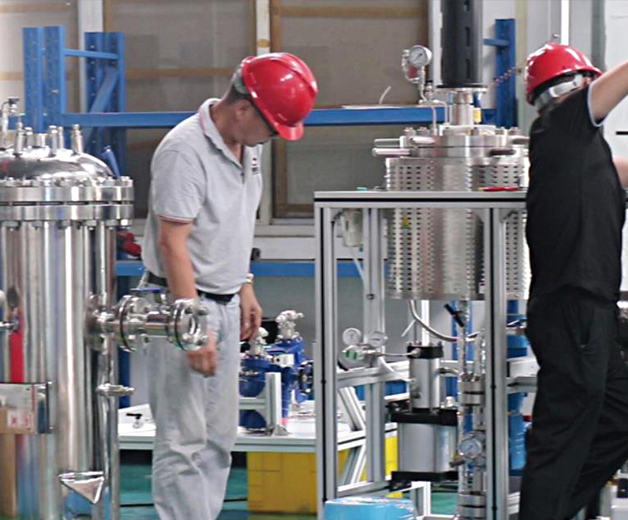霍桐儀器中試連續高壓反應釜成套裝置生產場景